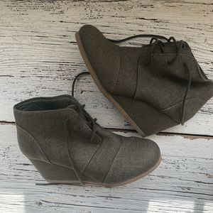 Army green booties 7.5 like new wedge boot